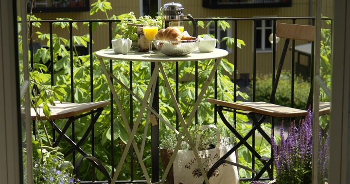 balcón parisino con desayuno