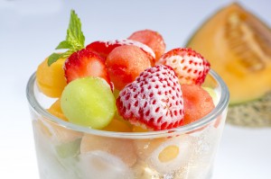 Fruta congelada en un vaso