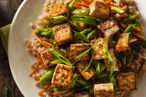 Tofu salteado con verduras y arroz integral