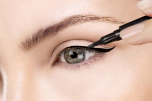 Cómo usar el eyeliner de ojos correctamente
