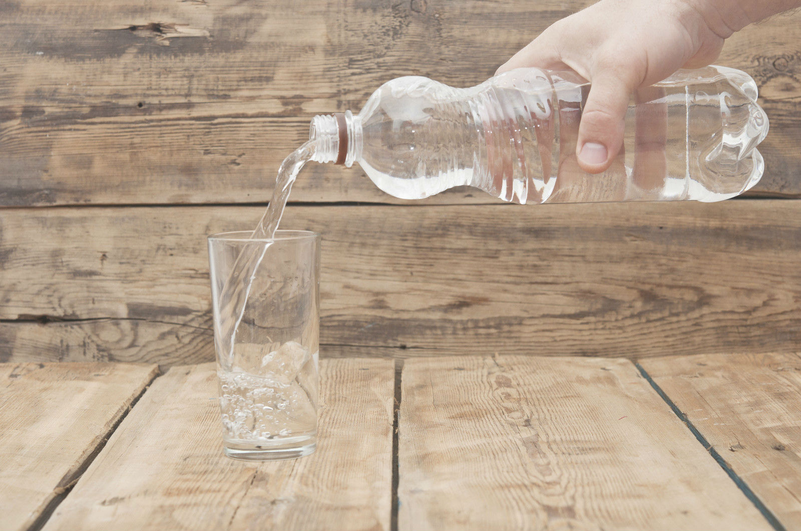 LIMPIAR BOTELLAS DE CRISTAL  Trucos de limpieza: así debes limpiar las  botellas de cristal para evitar bacterias