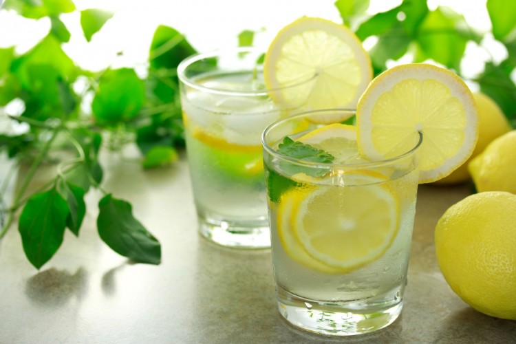 Beneficios de beber agua con limón