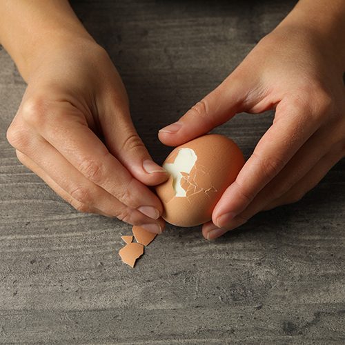 pelar un huevo cocido