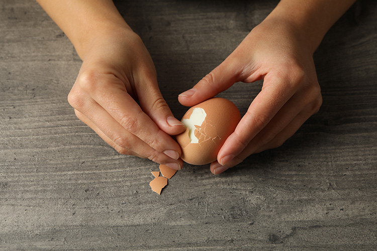 pelar un huevo cocido