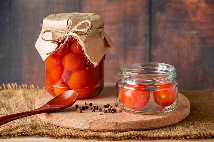 ¿Sabes cómo conservar tomates en botes de cristal?