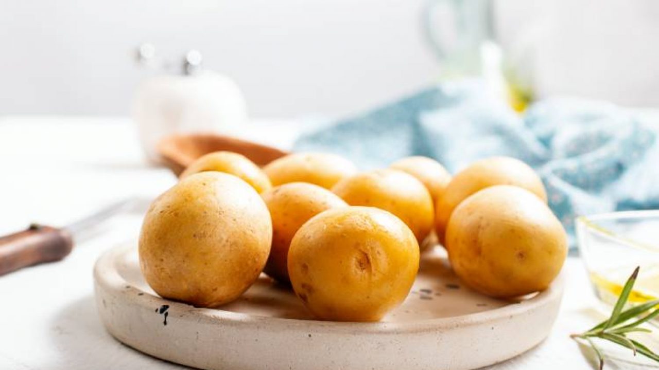 PATATAS COCIDAS  Cómo cocer patatas en el microondas, paso a paso: Es la  mejor forma